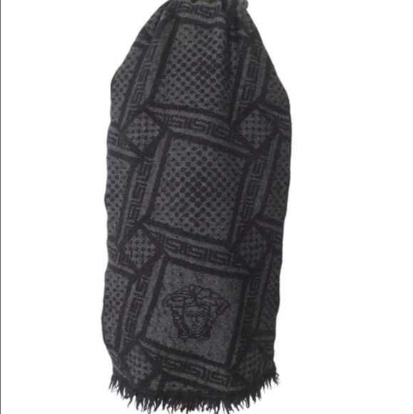 🏅Outstanding NWOT VERSACE MEDUSA WOOL SCARF🧵GIFT/copy - Picture 3 of 9